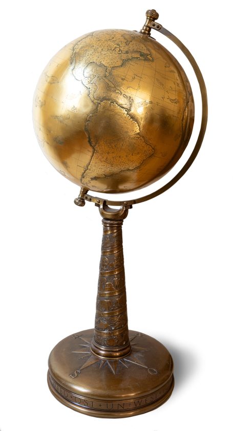 Globus.- Rump, Ernst. Ziselierter Globus mit konischer Säule und rundem Fuß. Feuervergoldetes Kupfer (Kugel) & Bronze (Säule & Fuß). 1936.